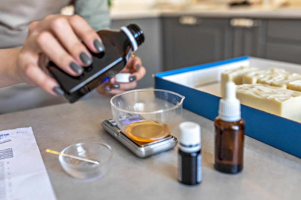 Une femme prépare des remèdes naturels, symbolisant l'approche de l'homéopathie.